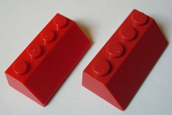 Uma peça Pino ao lado de uma peça LEGO